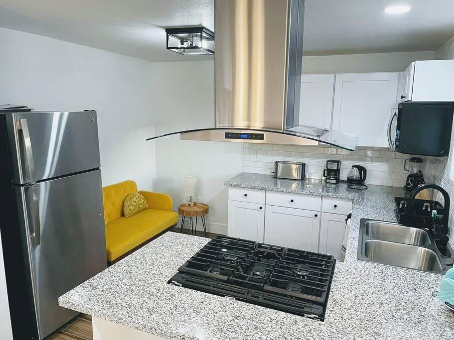 Phoenix Retreat - 2 Bedroom Home With King-Size Bed - 3 Smart Tvs - 10 Min From Airp - Unit A Eksteriør bilde